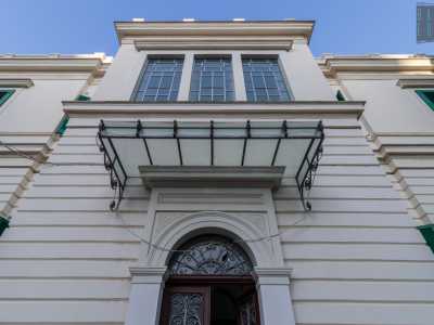 Pi� in alto una cornice marcapiano e una fine balaustra delimitano il perimetro del terrazzo